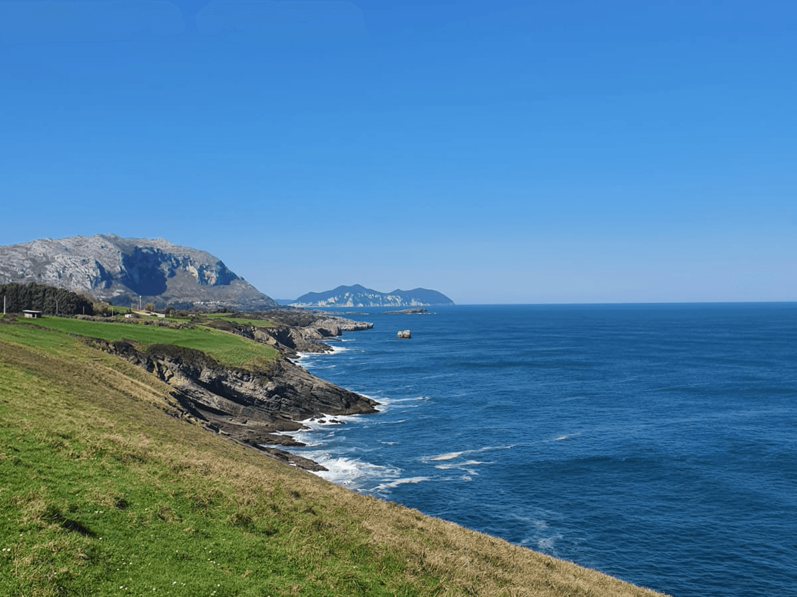 Acantilados y costa abierta en Islares